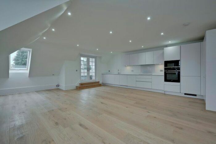 3 Bedroom Flat To Rent In Oatlands Chase, Weybridge, KT13