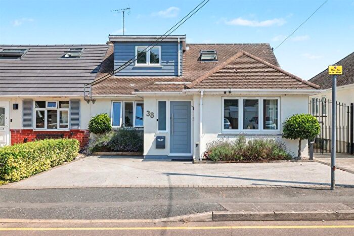 3 Bedroom Chalet For Sale In Mount Crescent, Hockley, SS5