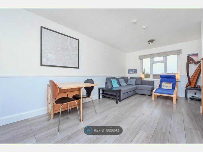 2 Bedroom Flat To Rent In Hardcastle Close, Croydon, CR0