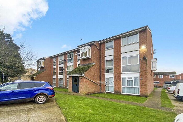 2 Bedroom Apartment For Sale In Trotwood, Chigwell, IG7