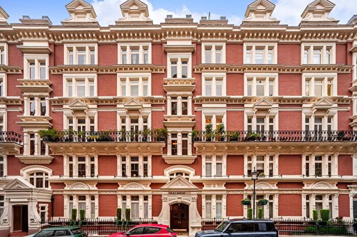 3 Bedroom Flat To Rent In Carlisle Mansions, Carlisle Place, SW1P