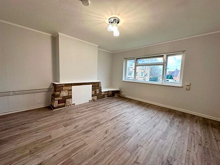 3 Bedroom Flat To Rent In Kempe Road, Enfield, EN1