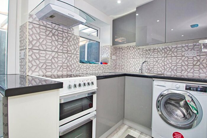 Flat To Rent In Kenton Lane, Harrow Weald, HA3