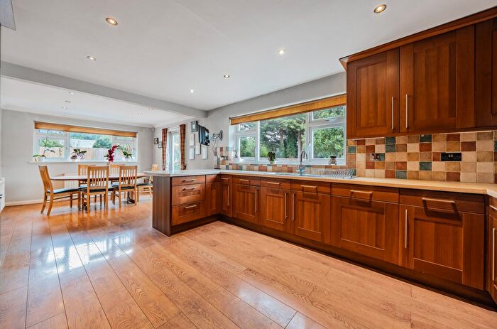 3 Bedroom Detached Bungalow To Rent In Woodbury Close, Croydon, CR0