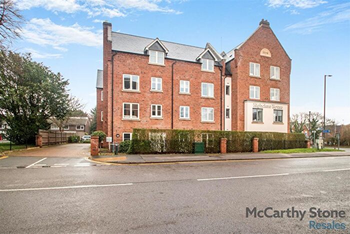 2 Bedroom Flat For Sale In Great North Road, Hatfield, AL9
