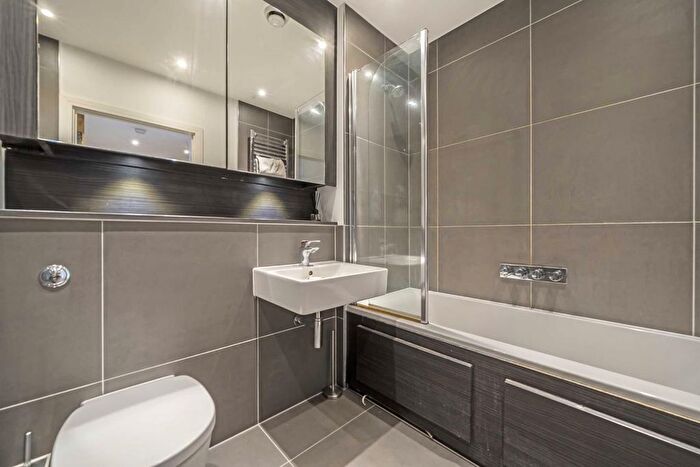 1 Bedroom Flat For Sale In Greenside Road, London, W12
