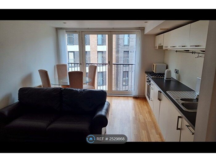 3 Bedroom Flat To Rent In Bell Street, Glasgow, G4