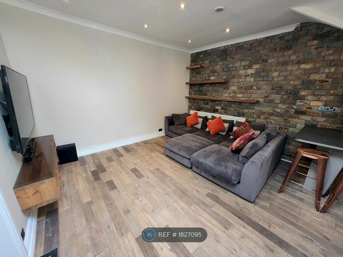 3 Bedroom Flat To Rent In Gatley Road, Cheadle, SK8