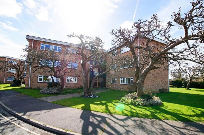 2 Bedroom Flat To Rent In Hawthorn Close, Chichester, PO19