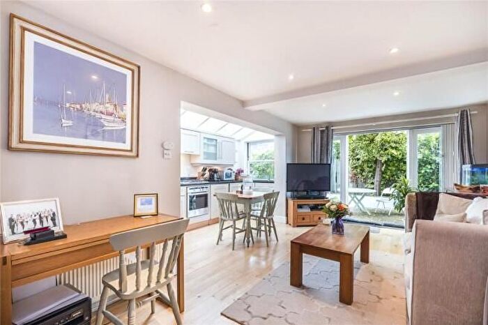 2 Bedroom Flat To Rent In Tonsley Hill, London, SW18