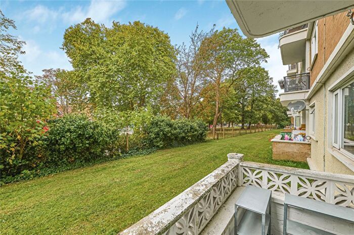 2 Bedroom Flat To Rent In Redlands Way, London, SW2