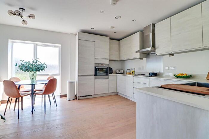 2 Bedroom Flat For Sale In Fairfax Drive, Westcliff-On-Sea, SS0