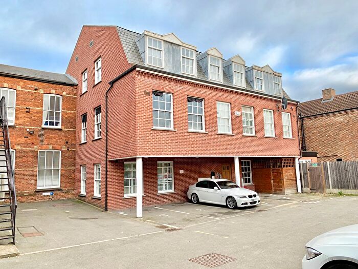 2 Bedroom Flat To Rent In The Crescent, Bedford, MK40