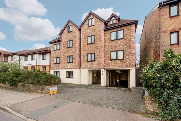 2 Bedroom Flat To Rent In Old Farm Avenue, London N14