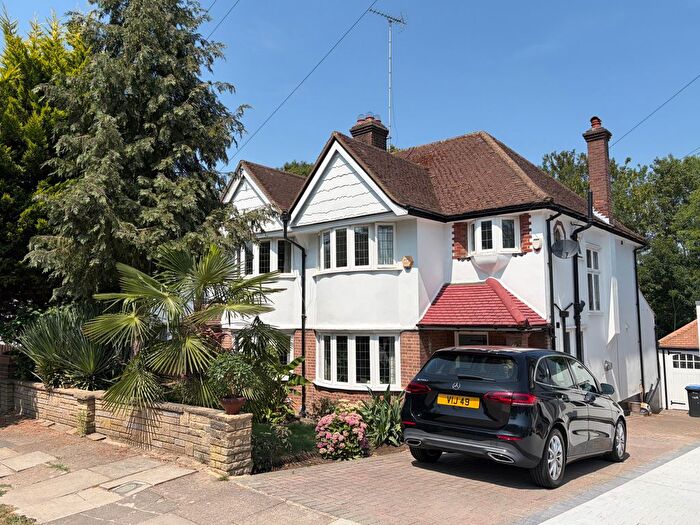3 Bedroom Semi-Detached House For Sale In Broadfields Avenue, Winchmore Hill, N21