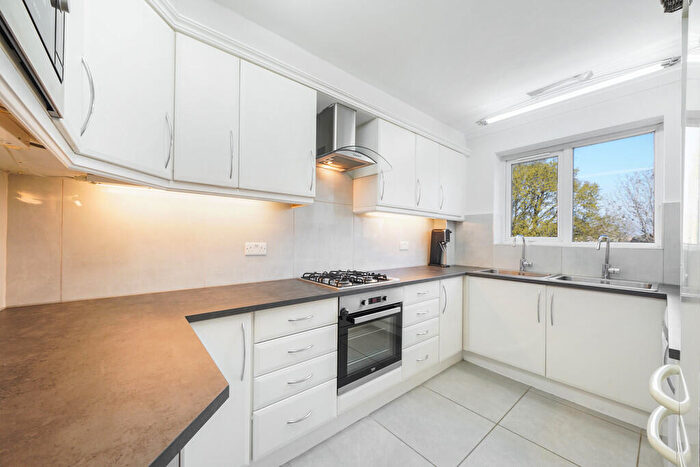 2 Bedroom Apartment For Sale In Holders Hill Road, London, NW4