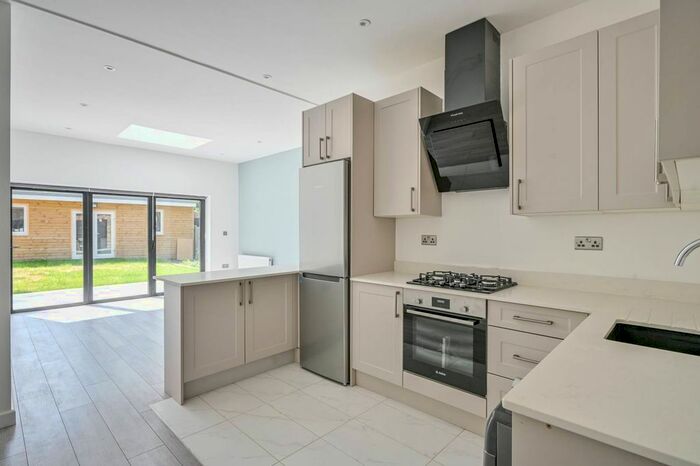 2 Bedroom Flat To Rent In Devonshire Road, Colliers Wood, London, SW19