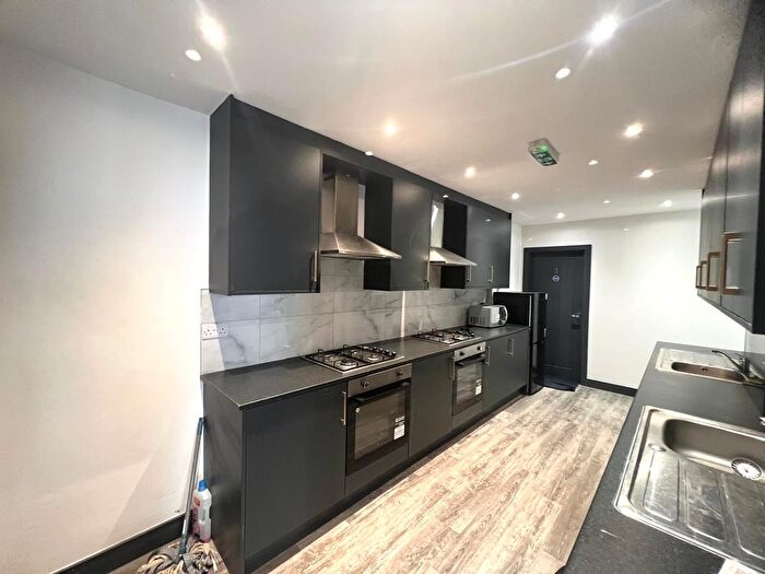 6 Bedroom Semi-Detached House To Rent In Pinkwell Avenue, Hayes, UB3