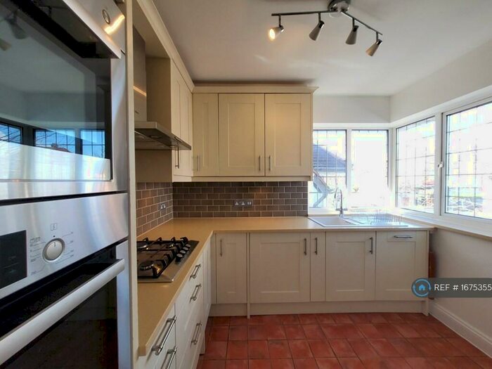 2 Bedroom Flat To Rent In First Floor, London, NW11