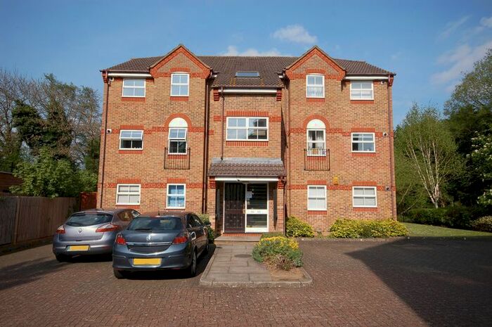2 Bedroom Flat To Rent In Salters Close, Rickmansworth, WD3