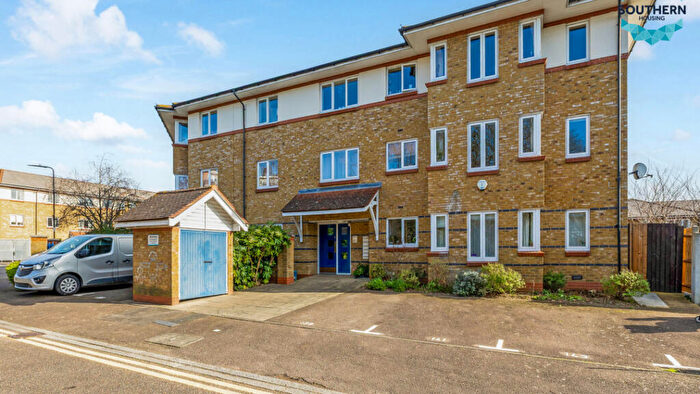 2 Bedroom Flat For Sale In Myddleton Avenue, London, N4