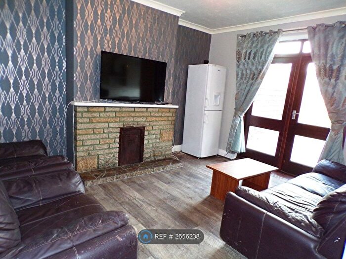 5 Bedroom Semi-detached House To Rent In Talbot Road, Manchester, M14