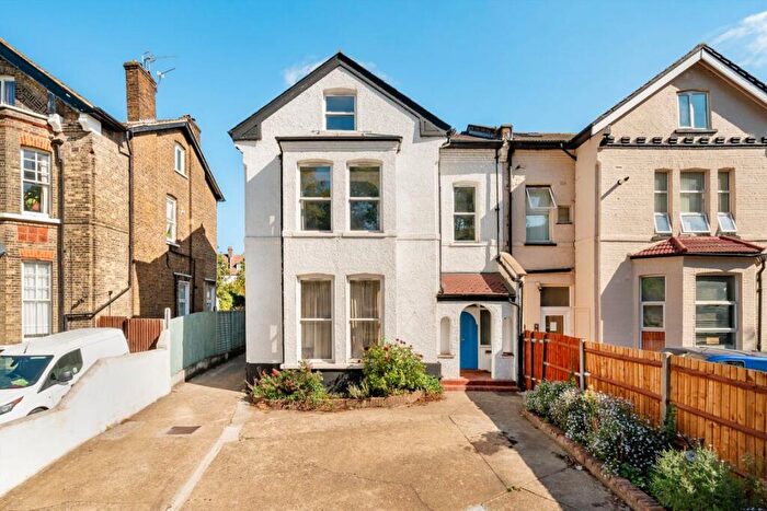 2 Bedroom Flat For Sale In Shoot Up Hill, Cricklewood, NW2