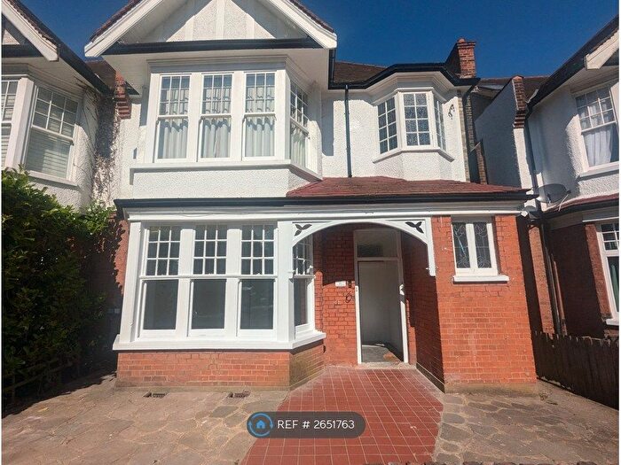 2 Bedroom Flat To Rent In Avondale Avenue, London, N12