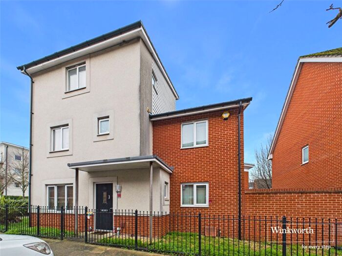 4 Bedroom Town House For Sale In Fair Isle Way, Reading, Berkshire, RG2