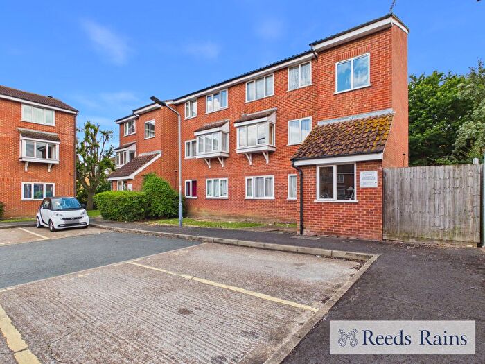 2 Bedroom Flat To Rent In Millhaven Close, Romford, RM6