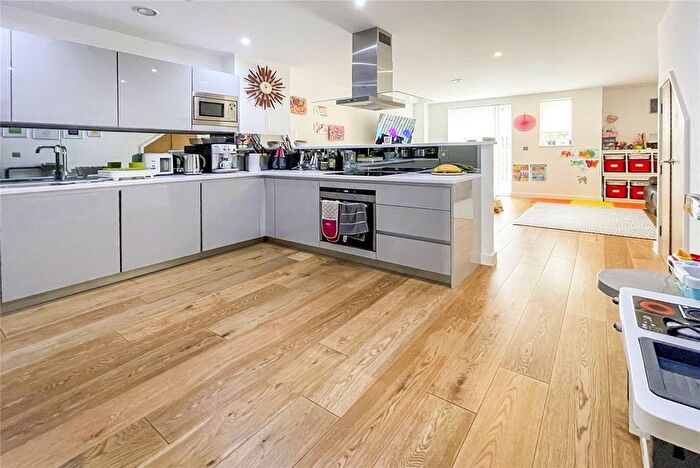 3 Bedroom Flat To Rent In Woodmill Street, Bermondsey, SE16