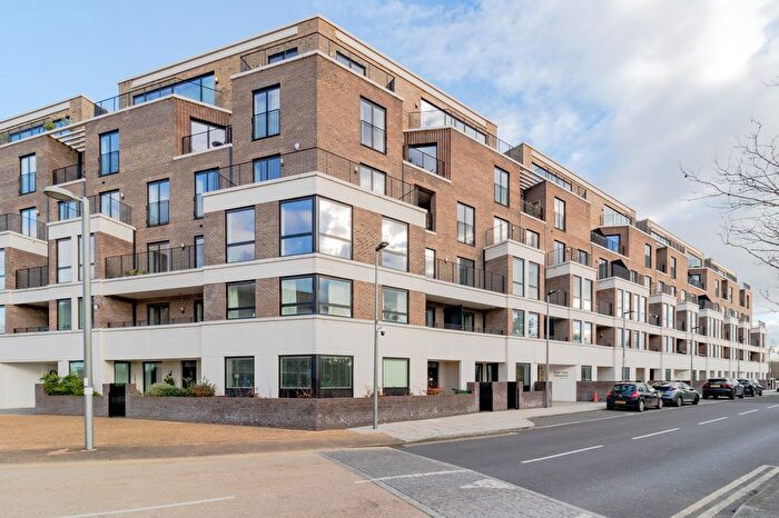 3 Bedroom Flat To Rent In Park View Mansion, London, United Kingdom, E20