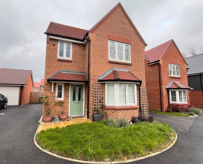 3 Bedroom Detached House To Rent In , GU12
