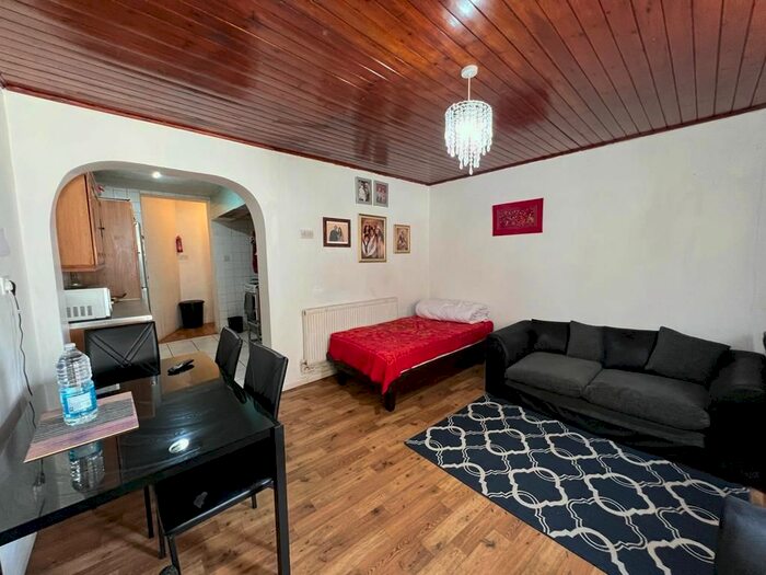 3 Bedroom Terraced House To Rent In Vicarage Road, Leyton, E10