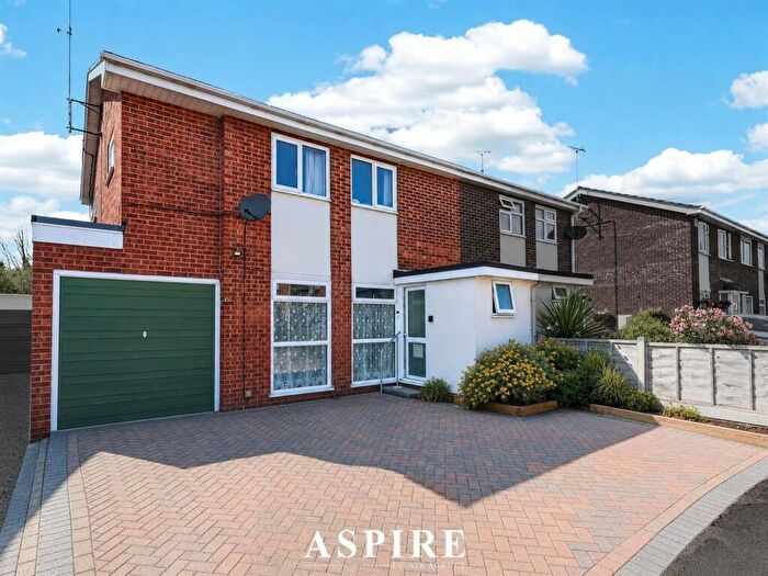 3 Bedroom Semi-Detached House For Sale In Rectory Avenue, Rochford, SS4