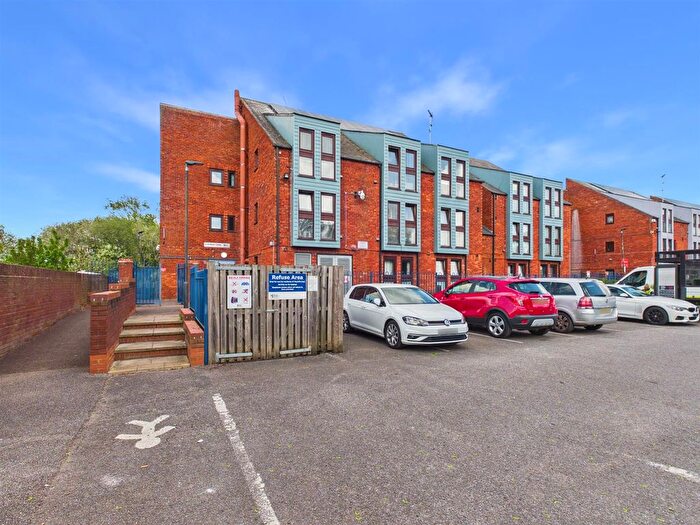 1 Bedroom Flat For Sale In Wycliffe End, Aylesbury, Buckinghamshire, HP19
