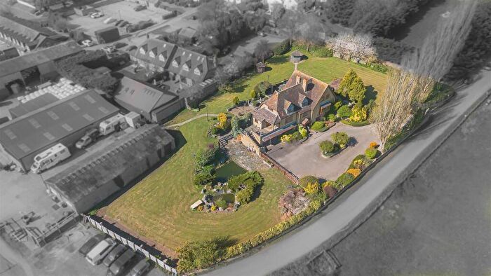 4 Bedroom Detached House For Sale In Substantial Detached Family Home - Chapmore End, SG12