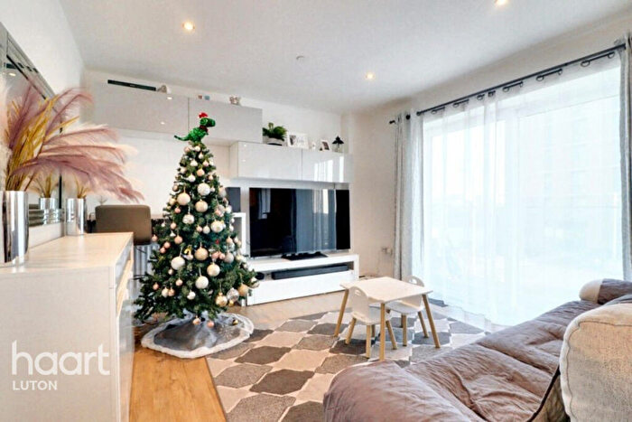 2 Bedroom Flat For Sale In Stirling Drive, Luton, LU2