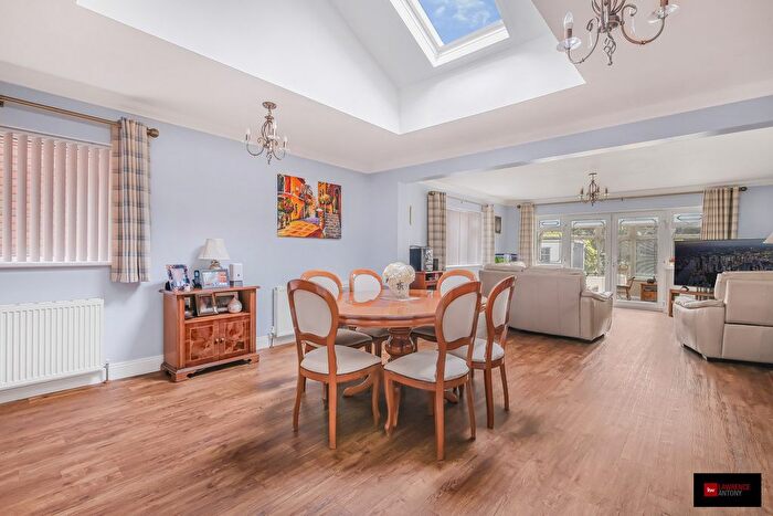 5 Bedroom Detached House For Sale In Lee Chapel Lane, Basildon, SS16