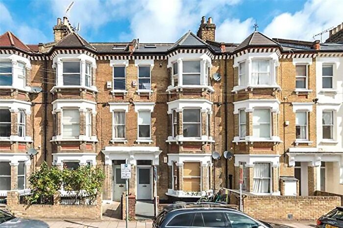 2 Bedroom Flat To Rent In Warriner Gardens, London, SW11