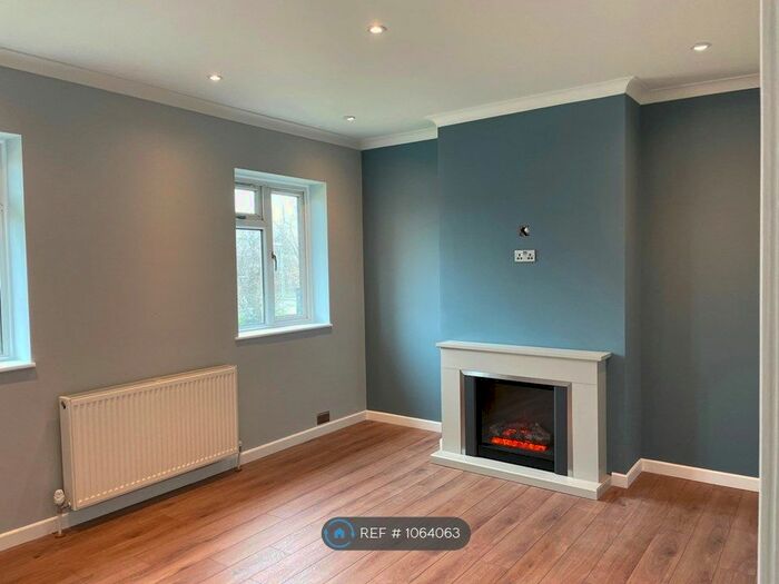 2 Bedroom Maisonette To Rent In Coveham Crescent, Cobham, KT11