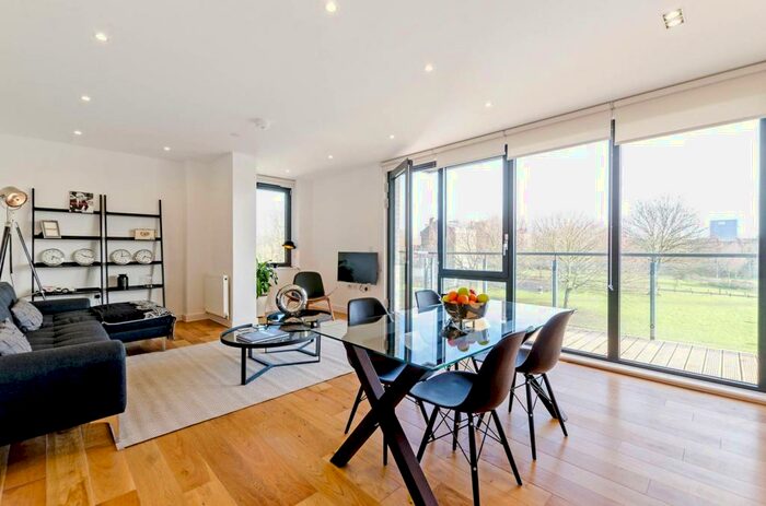 3 Bedroom Flat To Rent In Palmers Road, Bethnal Green, London, E2