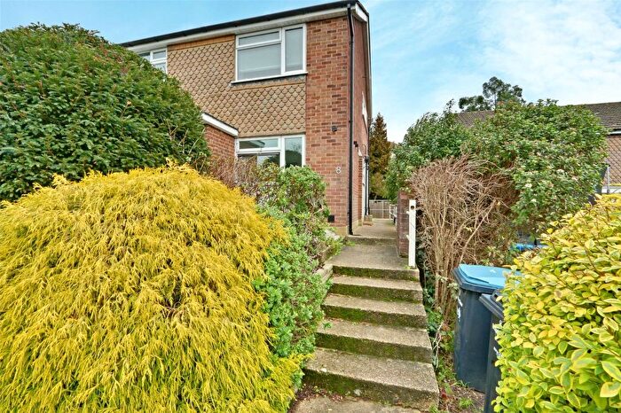2 Bedroom Maisonette For Sale In Bramley Close, London, N14
