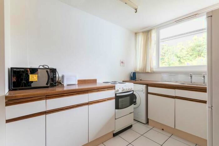 2 Bedroom Flat To Rent In Viewcraig Gardens, Edinburgh, EH8