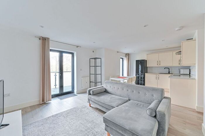 2 Bedroom Flat To Rent In New Cross Road, New Cross, London, SE14