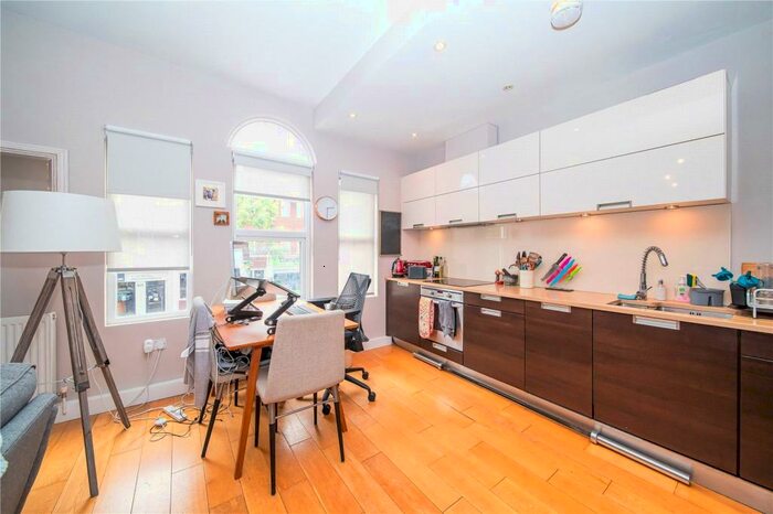 2 Bedroom Flat To Rent In Upper Richmond Road West, East Sheen, London, SW14