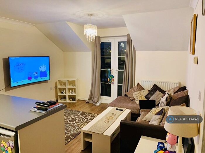 1 Bedroom Flat To Rent In De Havilland Square, Ilford, IG1