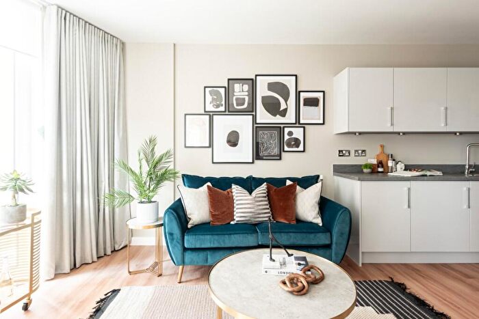 2 Bedroom Apartment For Sale In Crescent Gardens, Croydon, London, CR0