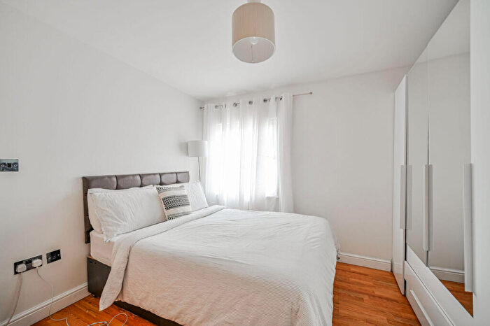 2 Bedroom Flat For Sale In Winkfield Road, Wood Green, London, N22