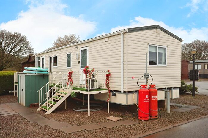 2 Bedroom Park Home For Sale In Tiddington Road, Stratford-Upon-Avon, CV37